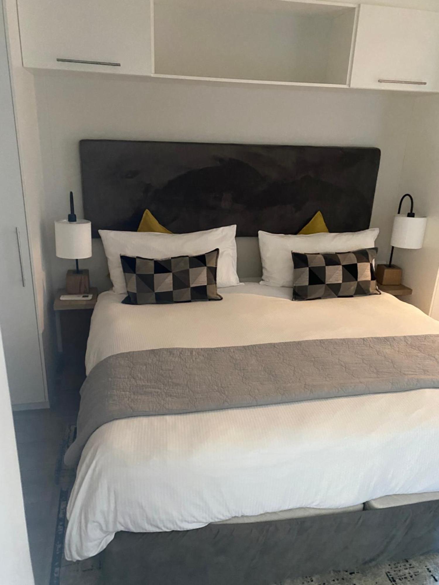 Apartment Luxurious 2 Bedroom @ The Regency Pretoria